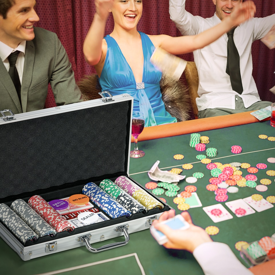 image 1 of SPORTNOW 500-Piece Poker Chips Set with Aluminium Case, Holdem Poker Set with Mat, 11.5g Numbered Poker Chips, Two Decks of Cards, Dealer, Five Dices