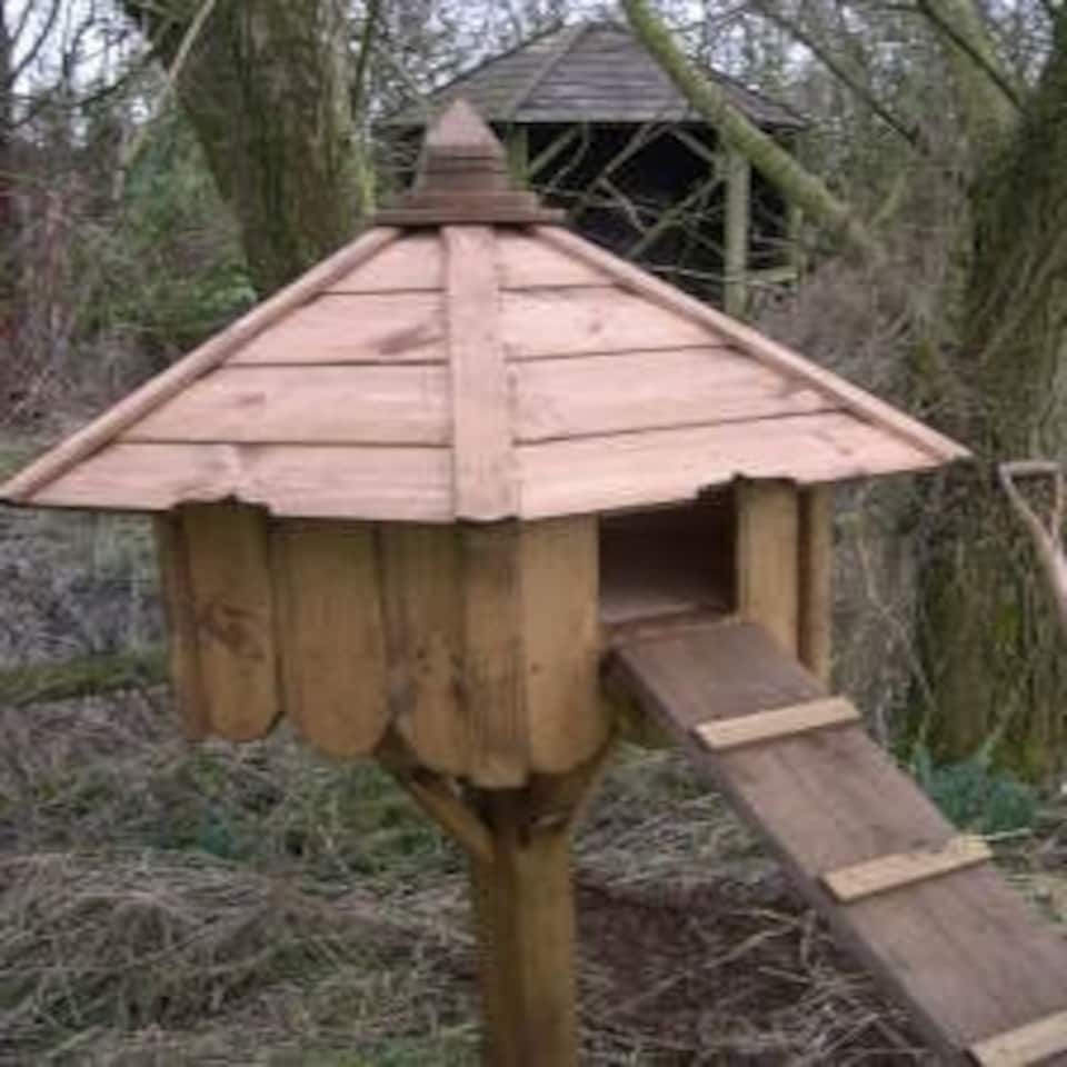 Buttercup Hexagonal duck house nesting box with post Brown | One Size