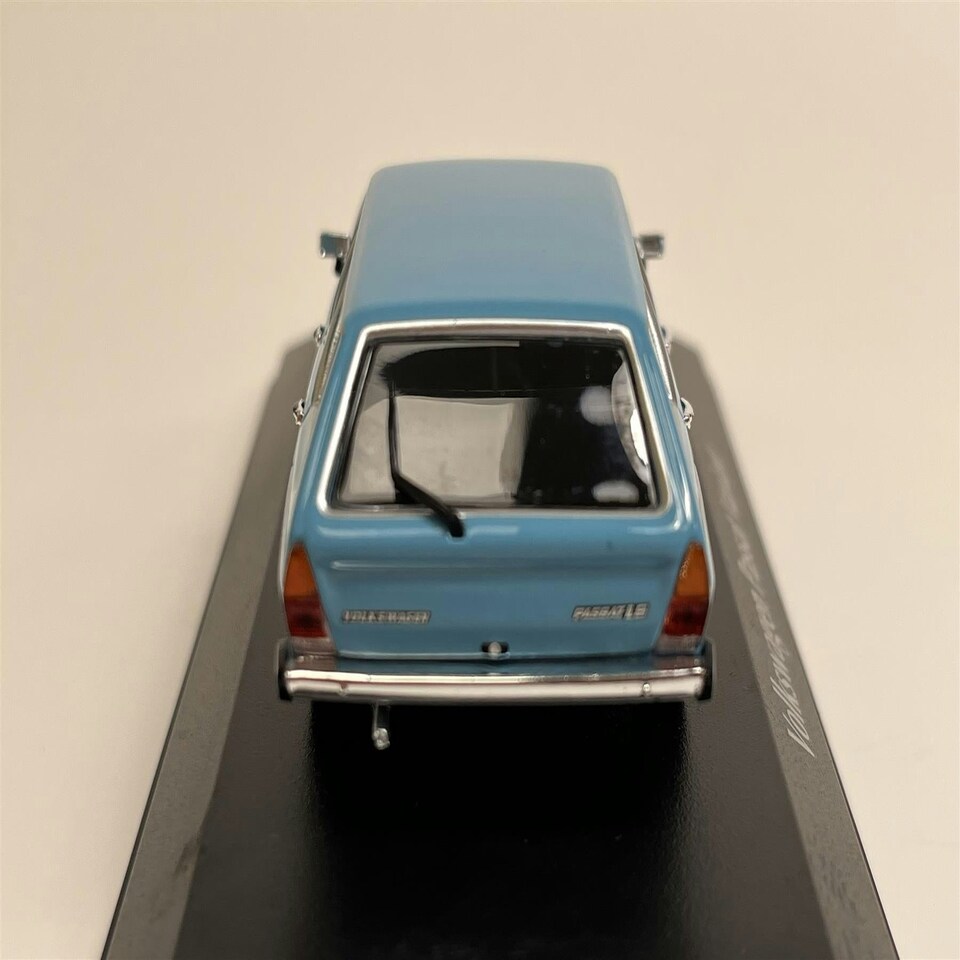 image 1 of Volkswagen Passat Break 1975 Blue 1:43 Maxichamps 940054210