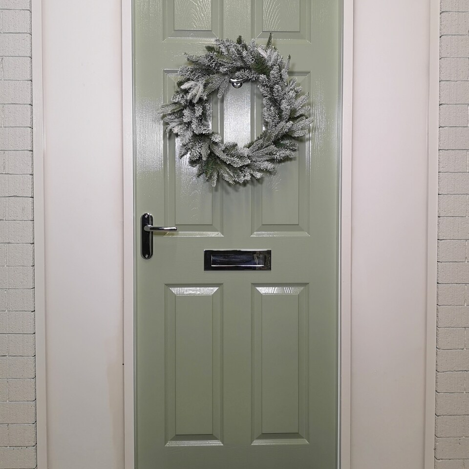 image 1 of 45cm Snow Flocked Wreath 84 Mixed PE/PVC Tips