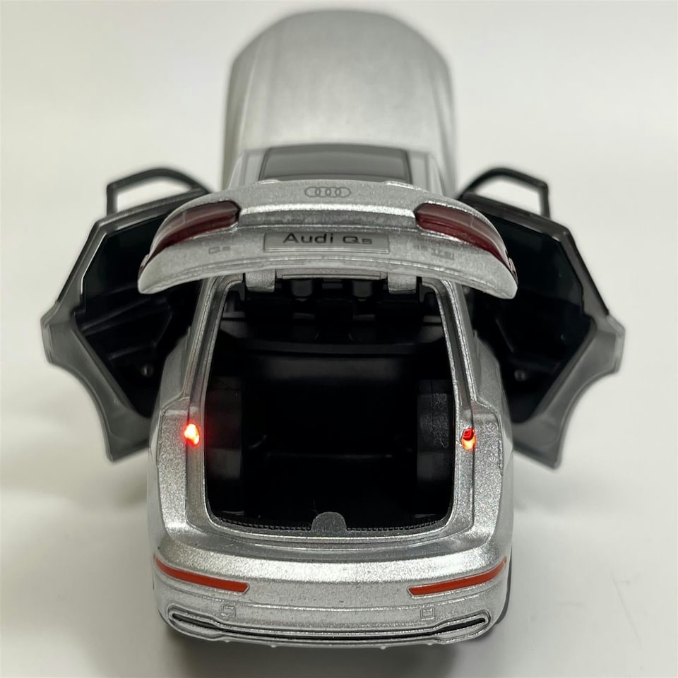 image 1 of Audi Q5 Silver LHD Light and Sound 1:32 Scale Tayumo 32140024
