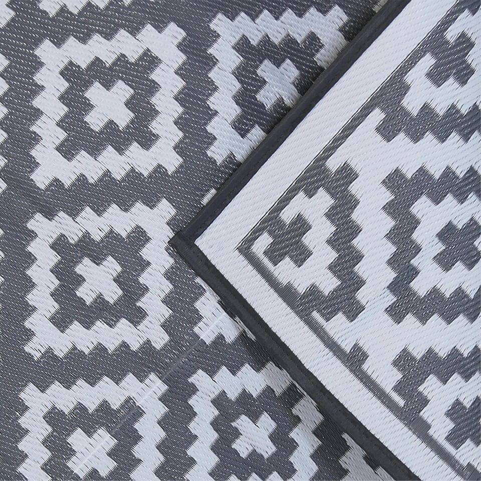 image 1 of Charles Bentley Diamond Pattern Lightweight Waterproof Indoor/Patio Medium Rug