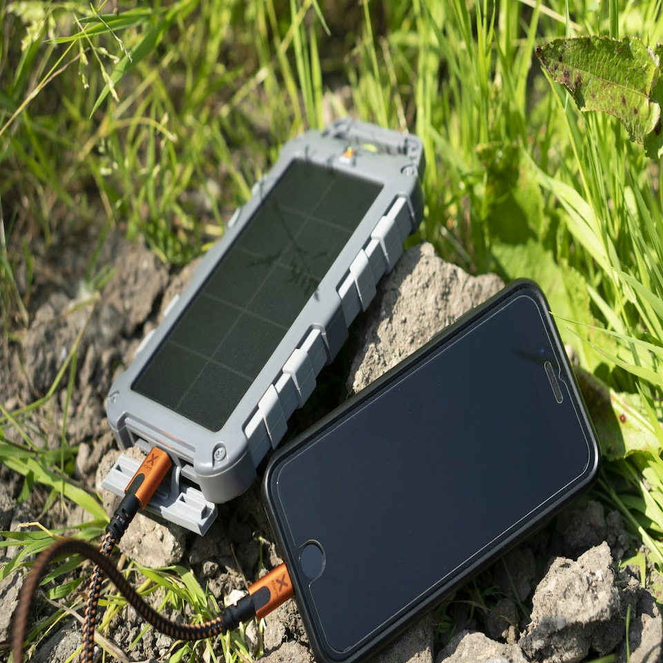 image 1 of Xtorm 20W Fuel Series Solar Charger 10.000 Grey Dark Grey