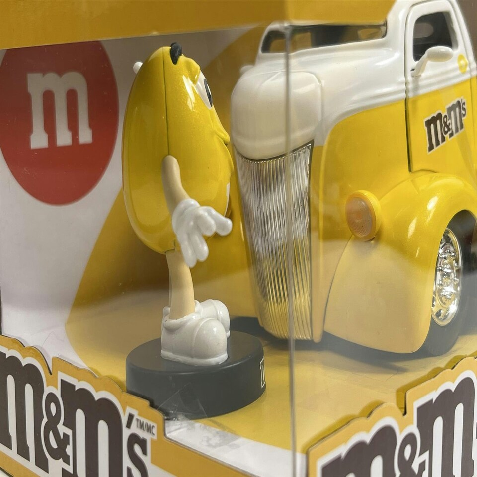 image 1 of M&Ms Yellow Figure and 1947 Ford Coe Flatbed 1:24 Scale Jada 253255066 33425