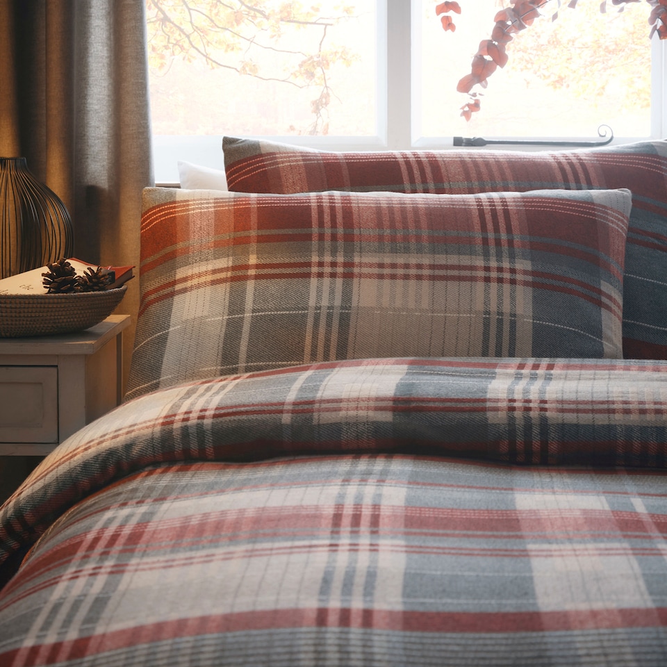 image 1 of Appletree Connolly Duvet Cover Set Red