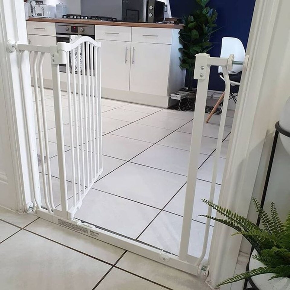 image 1 of Bettacare Curved Top Dog Gate, 107cm - 116cm, Matt White, Pressure Fit Pet Gate for Dog and Puppy, Pet and Dog Barrier | White