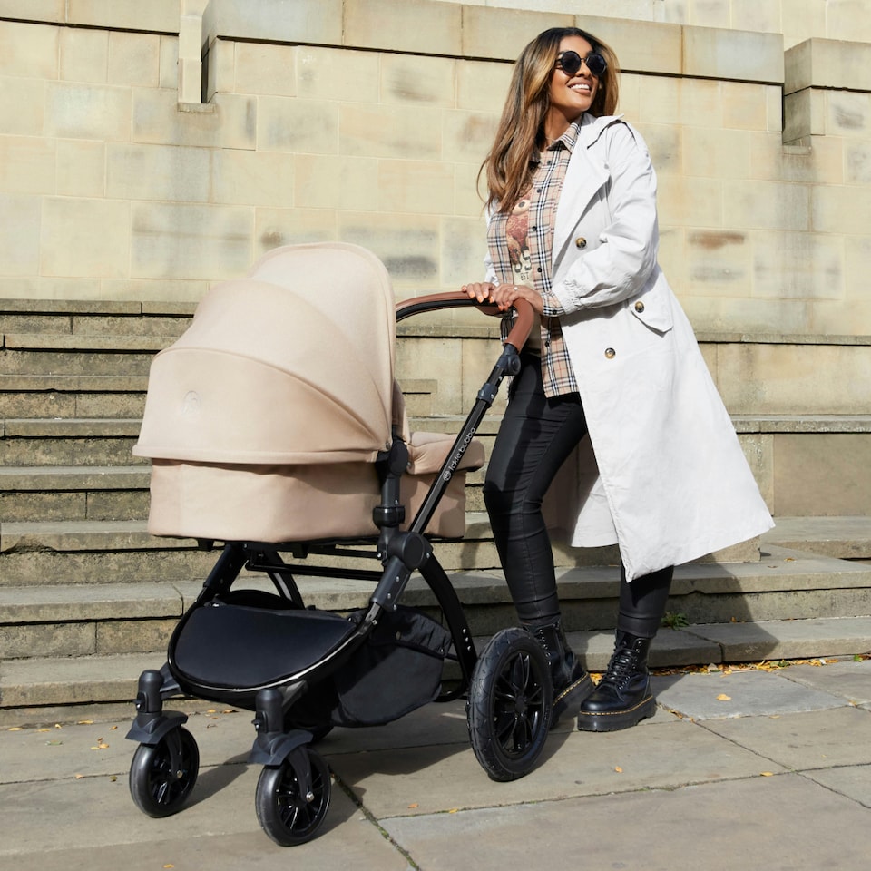 image 1 of Stomp Luxe 12pc Travel System with Stratus i-Size Car Seat & ISOFIX Base, Carrycot, Reversible Seat, Rain Cover & More (Black/Midnight/Black)