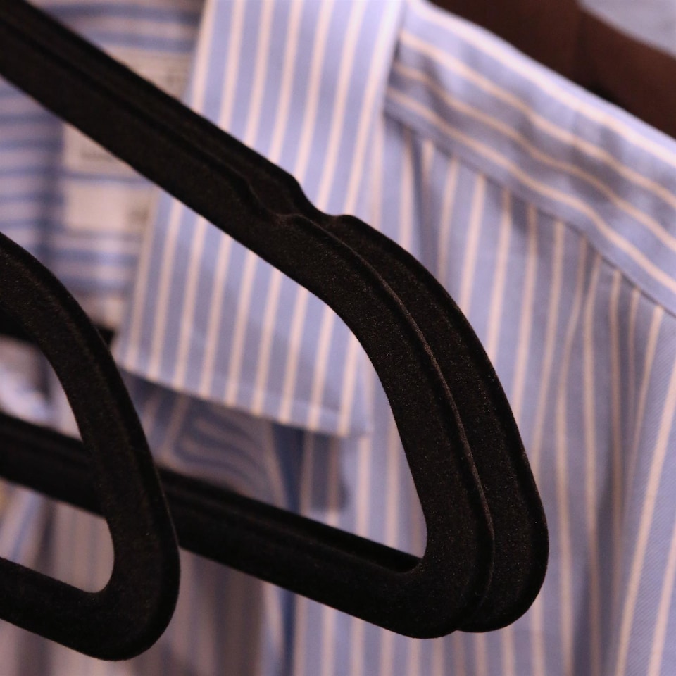 image 1 of Harbour Housewares 100x Velvet Hangers - 45cm - Black - Non-Slip Coat Hangers with Trouser Bar Clothes Bar 360 Degree Swivel Hook