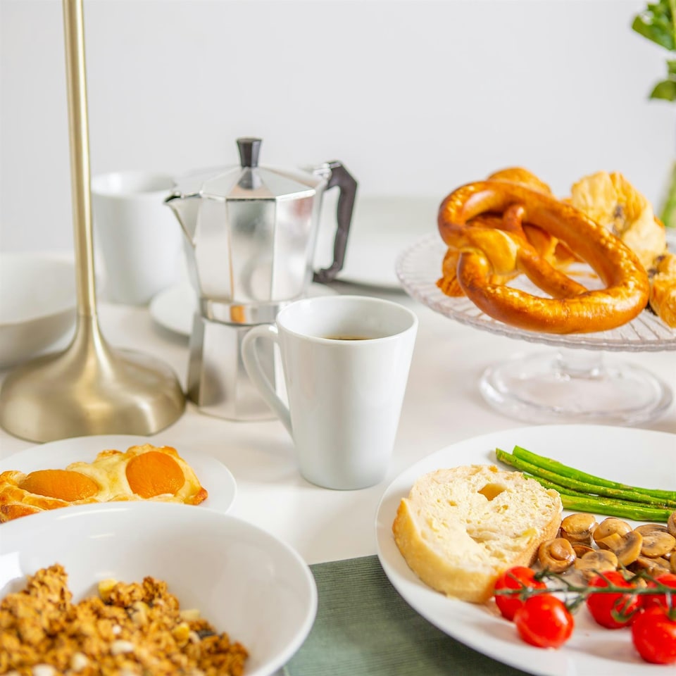 image 1 of Argon Tableware 16 Piece Classic White Dinner Set – Porcelain Set with 4 Dinner Plates, 4 Side Plates, 4 Bowls & 4 Mugs Microwave & Dishwasher Safe