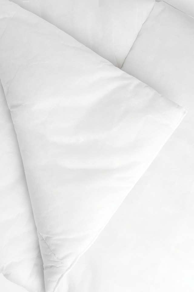 image 1 of OHS Essentials 13.5 Tog Duvet Winter Warm Quilt | White | Single