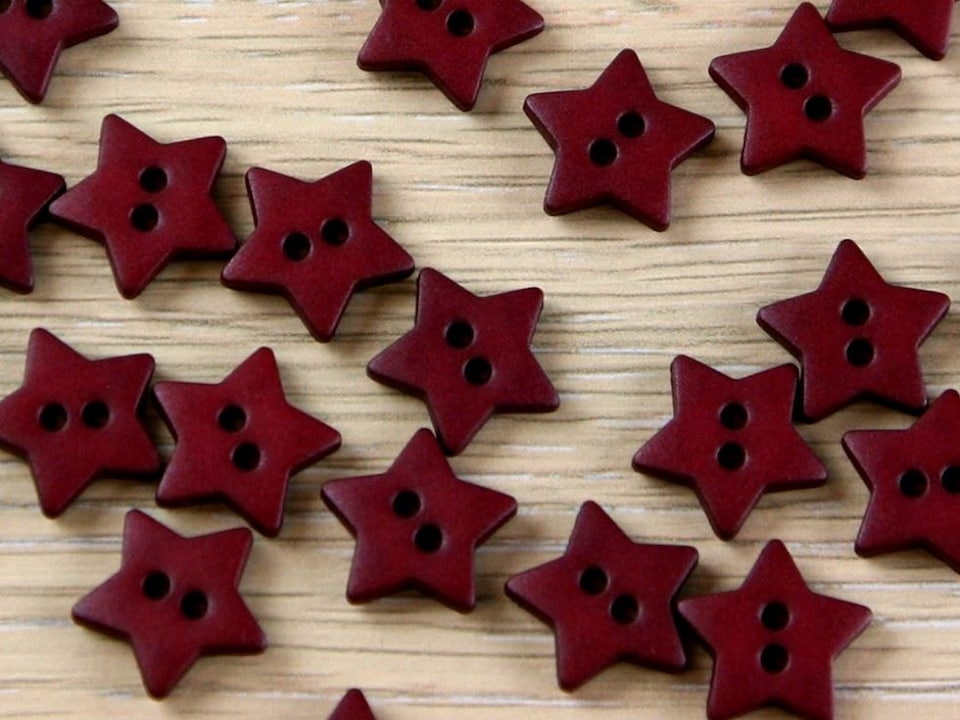 Dill Wine 28mm Star Plastic Buttons for Dressmaking - per pack of 12