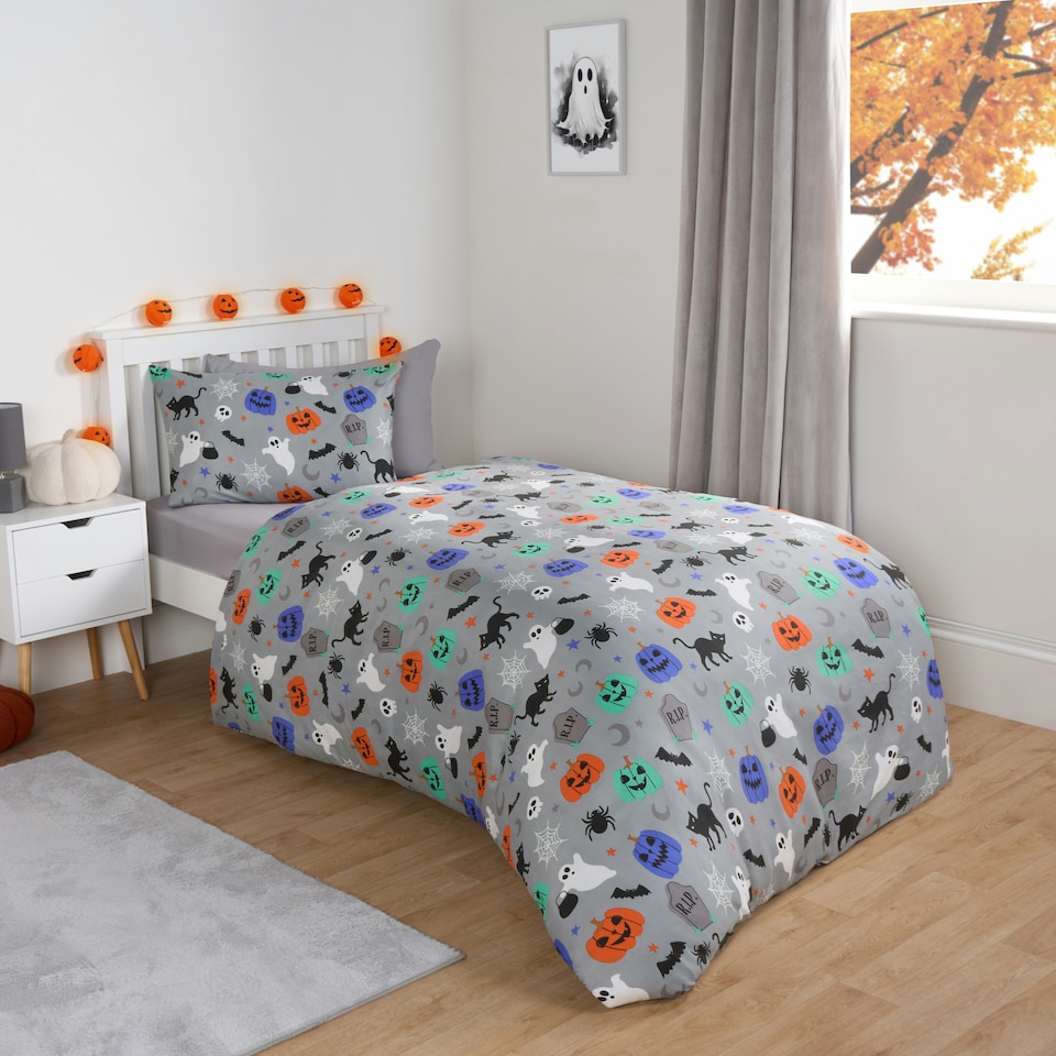 image 1 of OHS Halloween Pumpkin Ghost Ghouls Soft Plush Warm Duvet Cover and Pillowcase Bedding Set | Multi | Double