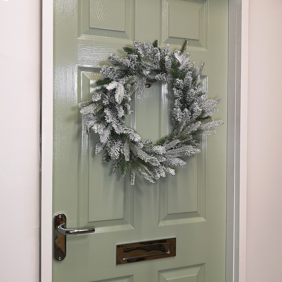image 1 of 45cm Snow Flocked Wreath 84 Mixed PE/PVC Tips