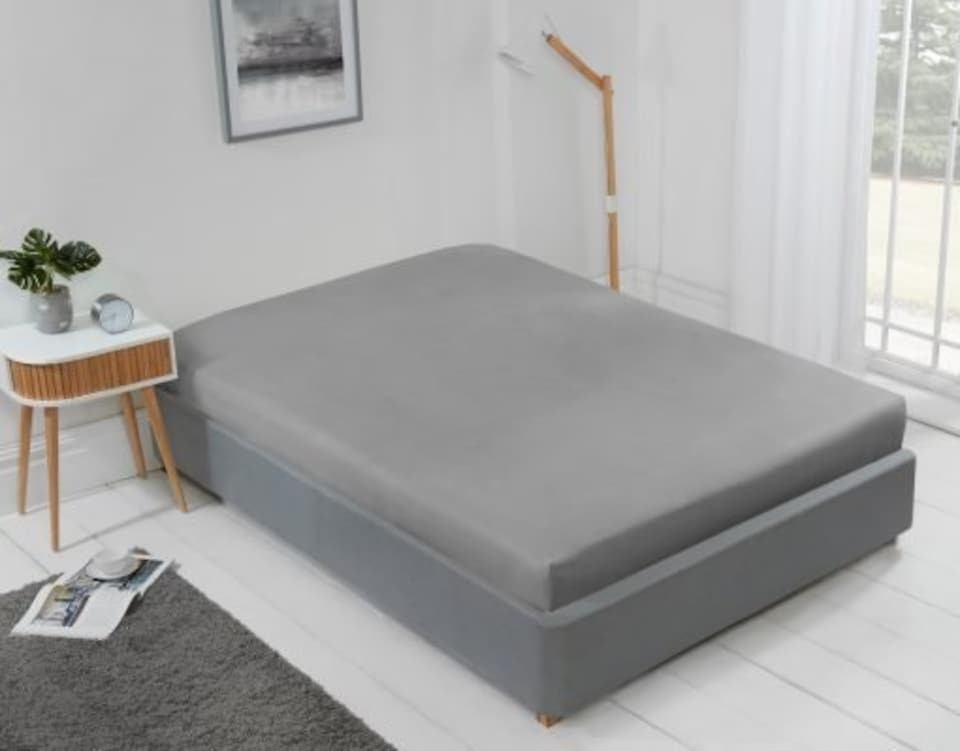 image 1 of Luxor Collection 200 Thread Count Luxury Egyptian Cotton Fitted Sheet in Silver - King