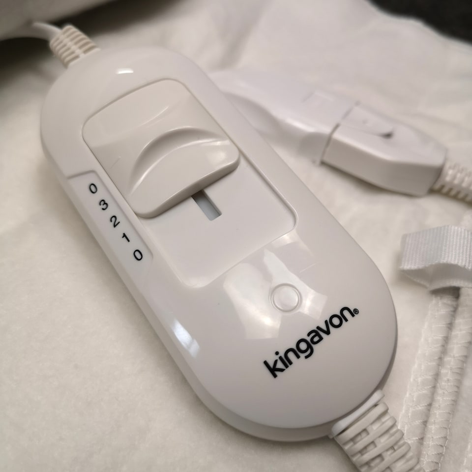 image 1 of 150cm 2 x 60W King Size White Electric Blanket Throw with Temperature Settings