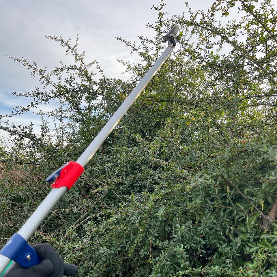 image 1 of Spear & Jackson 8201LR Razorsharp Telescopic Bypass Easy Reach Pruner