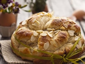 Velikonoční máslový mazanec s mandlemi