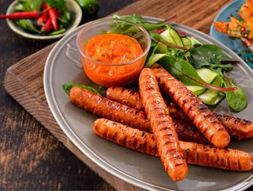 Grilované párky s romesco omáčkou a batátovými hranolky