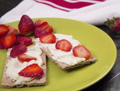 Zdravá svačina - knäckebroty s ricottou a jahodami