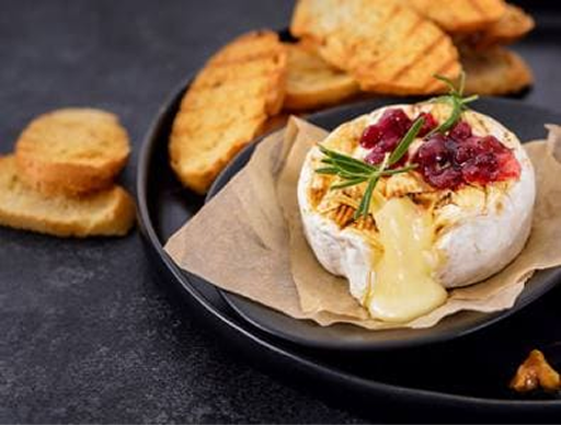 Camembert fondue s karamelizovanými ořechy a brusinkovou omáčkou