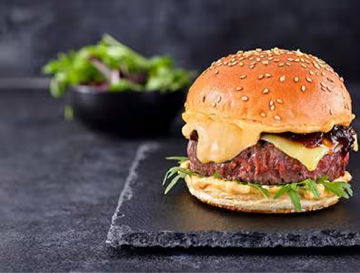 Finest irský cheeseburger s čatní z červené cibule a domácími žemlemi