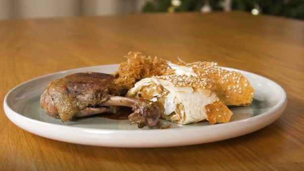 Konfitált kacsacomb hagymás-burgonyás rétessel és sült savanyú káposztával