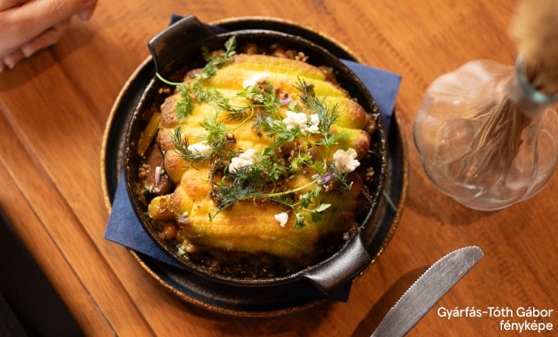 Medvehagymás gulyáspite