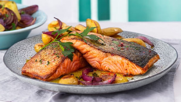 Tepsis lazac burgonyával és hagymával