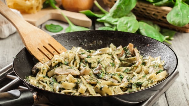 Tejszínes csirkés tészta spenóttal és aszalt paradicsommal