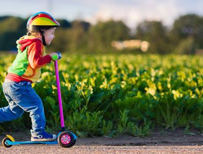 Hogyan válasszuk ki a futóbiciklit vagy a rollert?