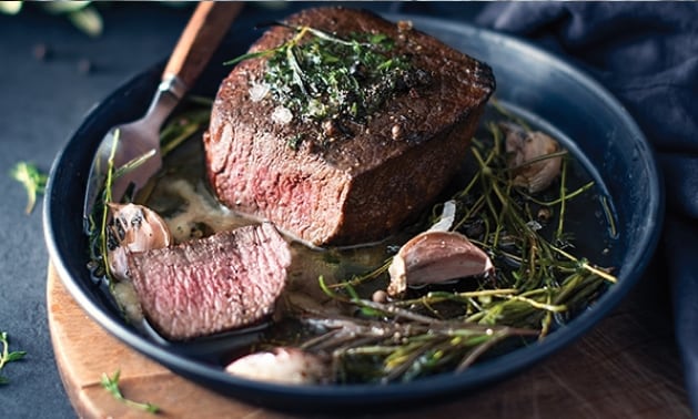 Séfünk most megmutatja, hogyan lesz a borjúmedalion omlós és szaftos!