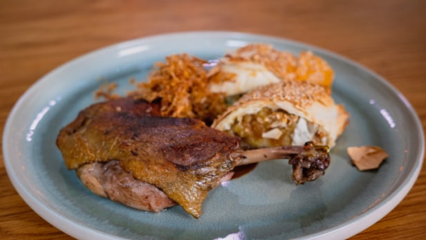 Konfitált kacsacomb hagymás-burgonyás rétessel és sült savanyú káposztával