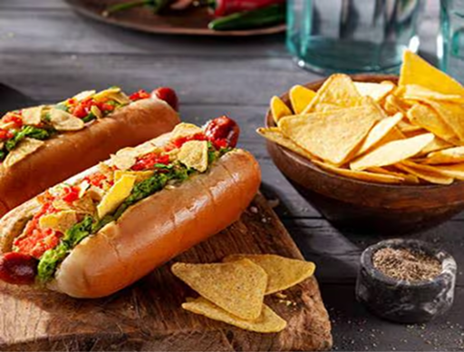 Mexikói stílusú hot-dogok, ropogós virslivel és guacamole szósszal