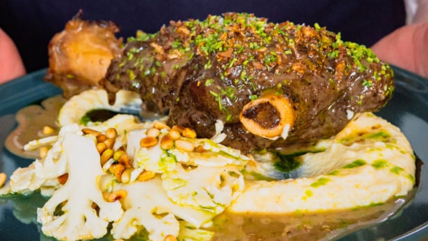 Glasszírozott báránycsülök kecskesajtos polentával és fenyőmagos karfiolsalátával