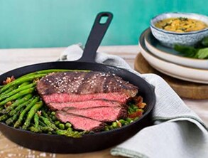 Serpenyős steak tavaszi zöldségekkel