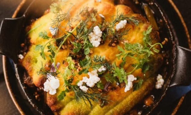 Medvehagymás gulyáspite