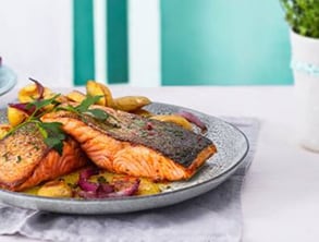 Tepsis lazac burgonyával és hagymával