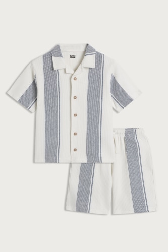 Krémszínű, csíkos ing és rövidnadrág szett