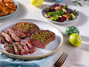 Steak chimichurri mártással, sült édesburgonyával, sült céklából, fodros kelből és 