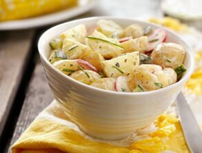 Vegán póréhagymás burgonyasaláta céklaöntettel