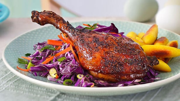 Ropogós kacsacomb káposztasalátával és burgonyás nudlival