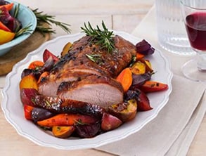 Rozmaringos sült sertéshús zöldségágyon