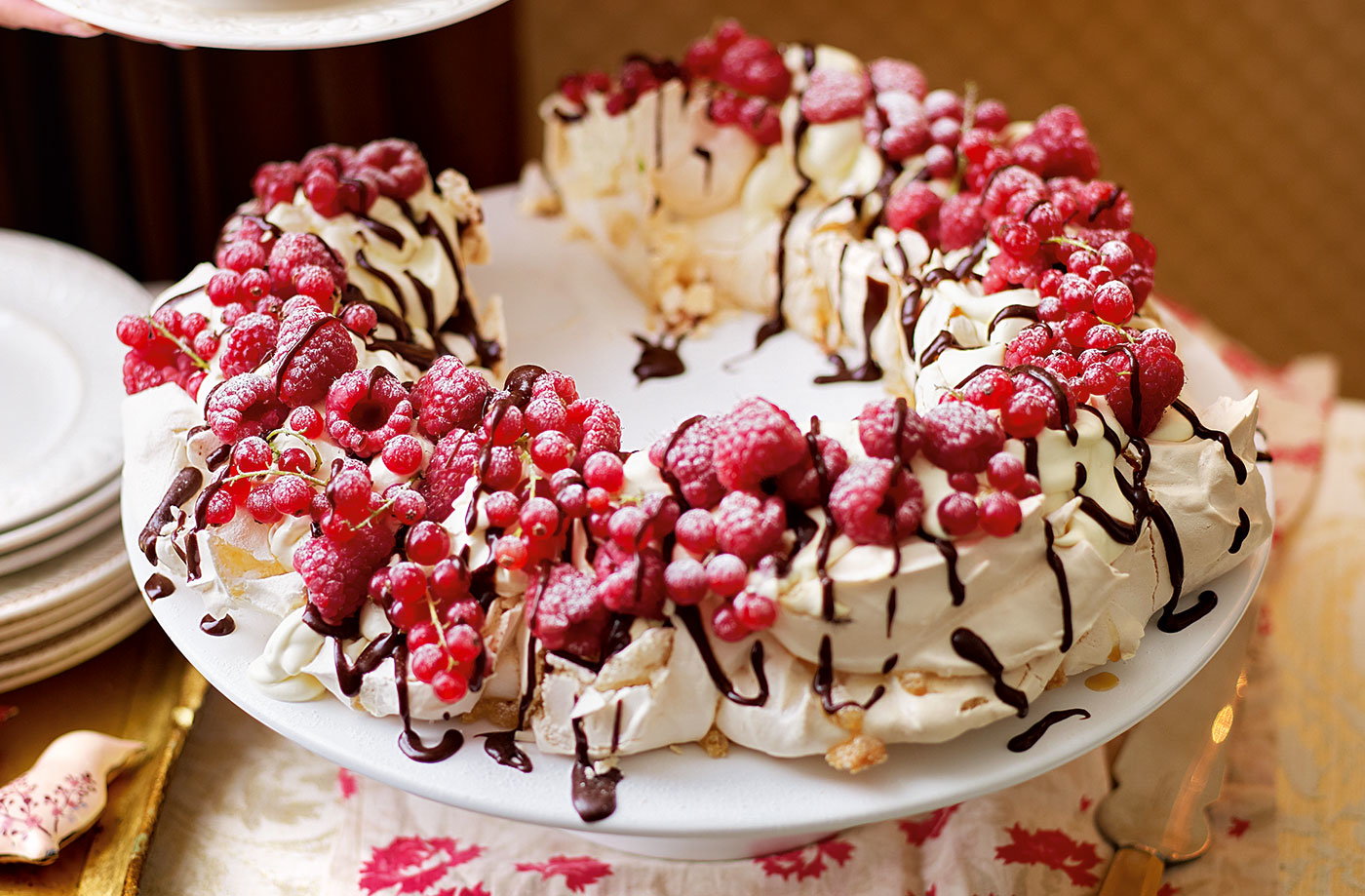 Pavlova wreath with chocolate sauce