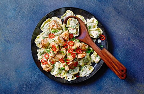 Image of "Spinach and ricotta tortelloni with spicy chicken"
