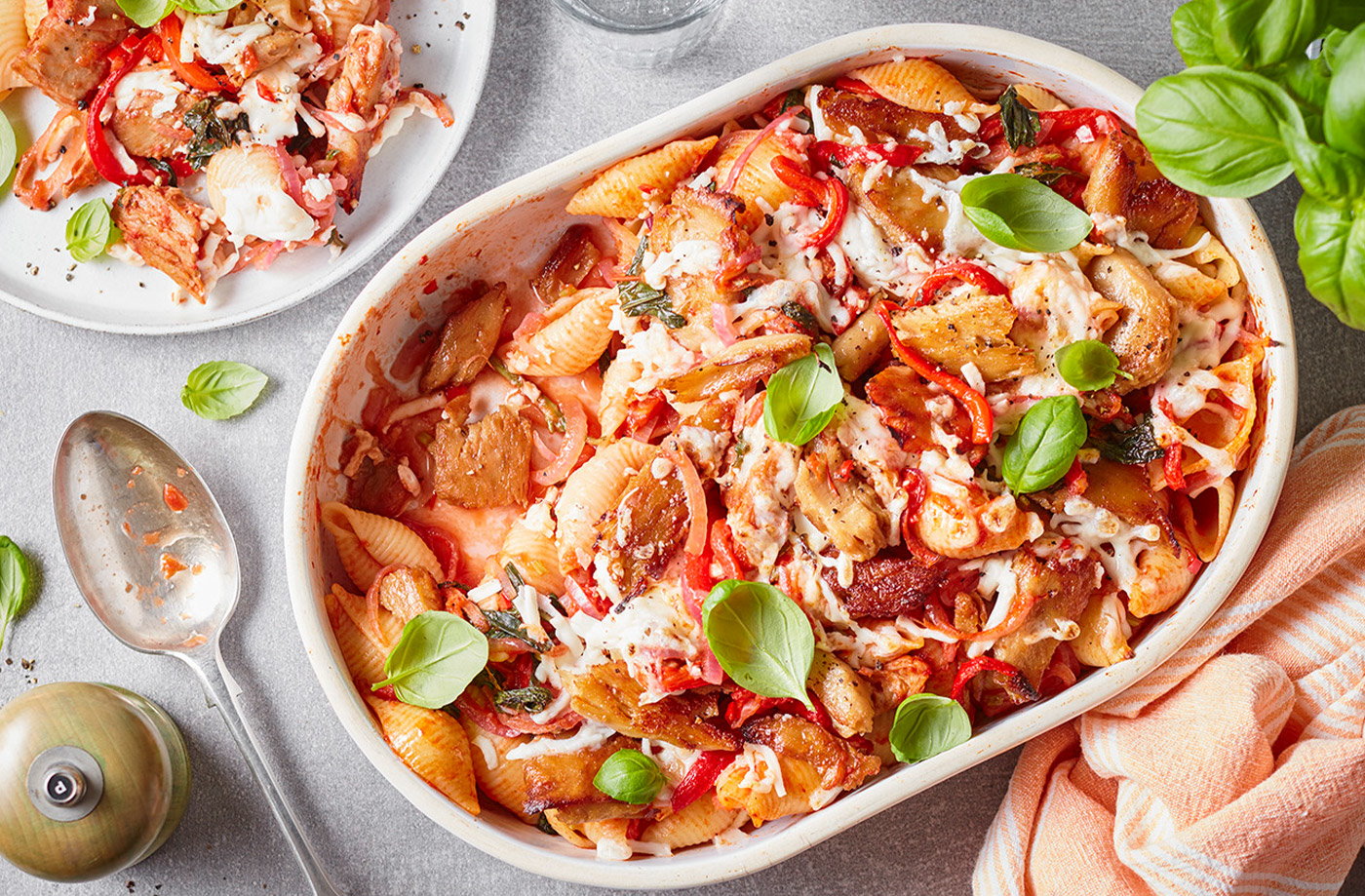 Spicy vegan 'chicken' pasta bake