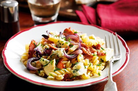 Bacon, red onion and blue cheese pasta