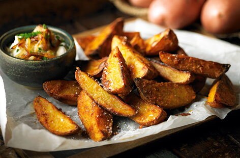 Image of "Spicy potato wedges with onion, chive and sour cream dip"