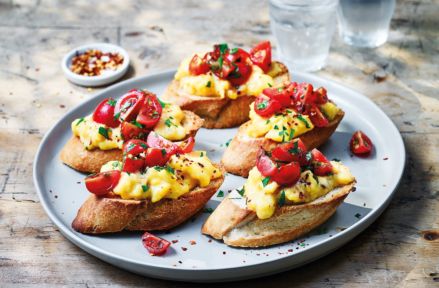 Scrambled egg baguette toasts
