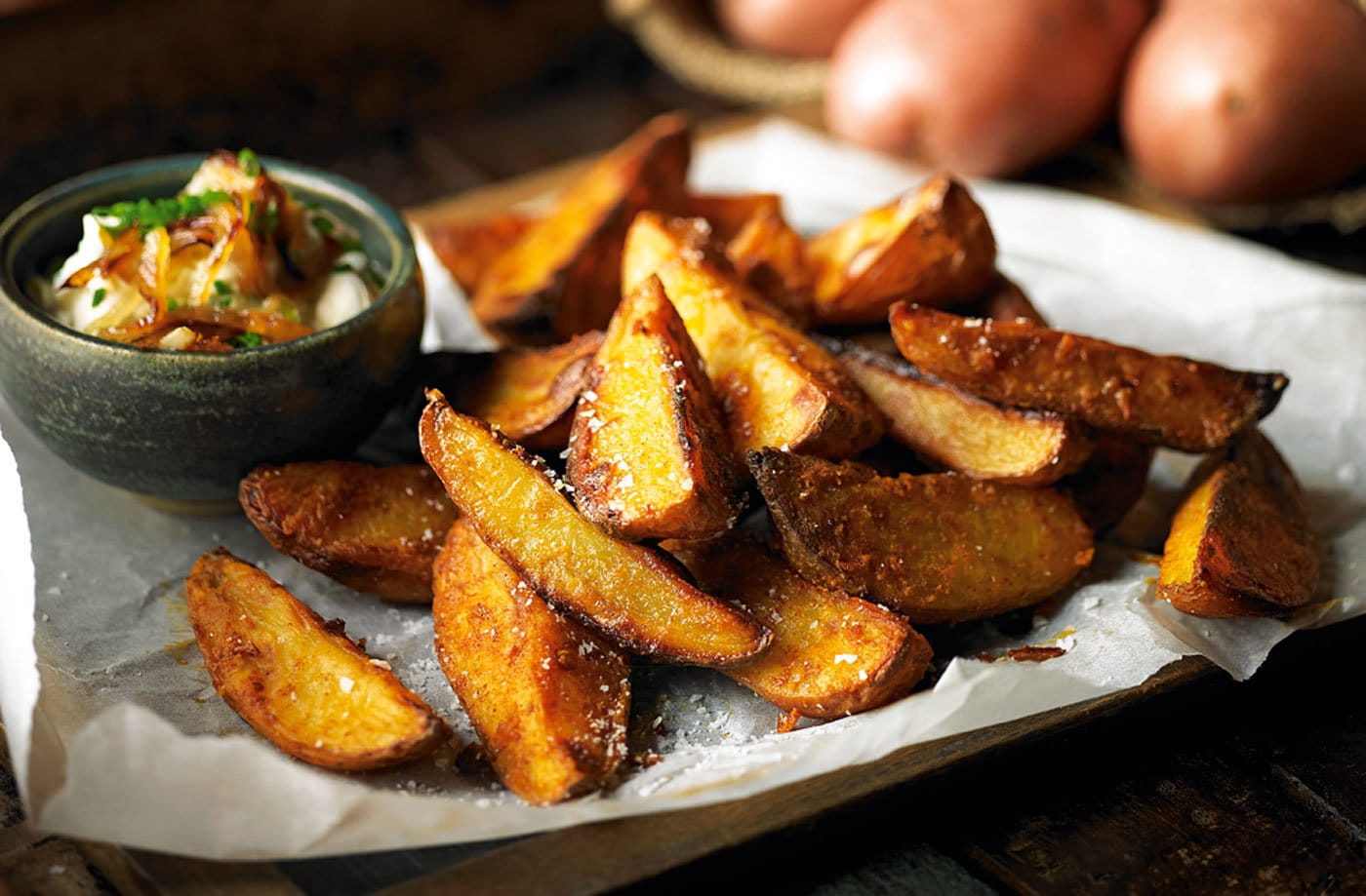Spicy potato wedges with onion, chive and sour cream dip