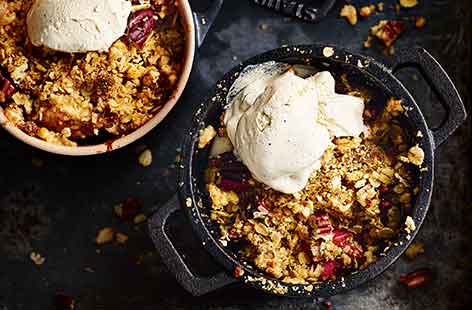 Image of "Rhubarb and apple oat-nut crumbles"